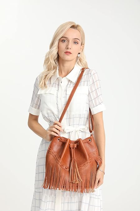 Borse a secchiello in pelle da donna, borse a tracolla con frange e coulisse, borse a spalla e a secchiello con nappine.
